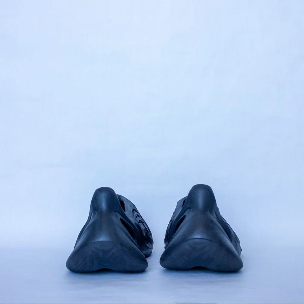 Size 8- adidas‎ Yeezy Foam RNNR Carbon